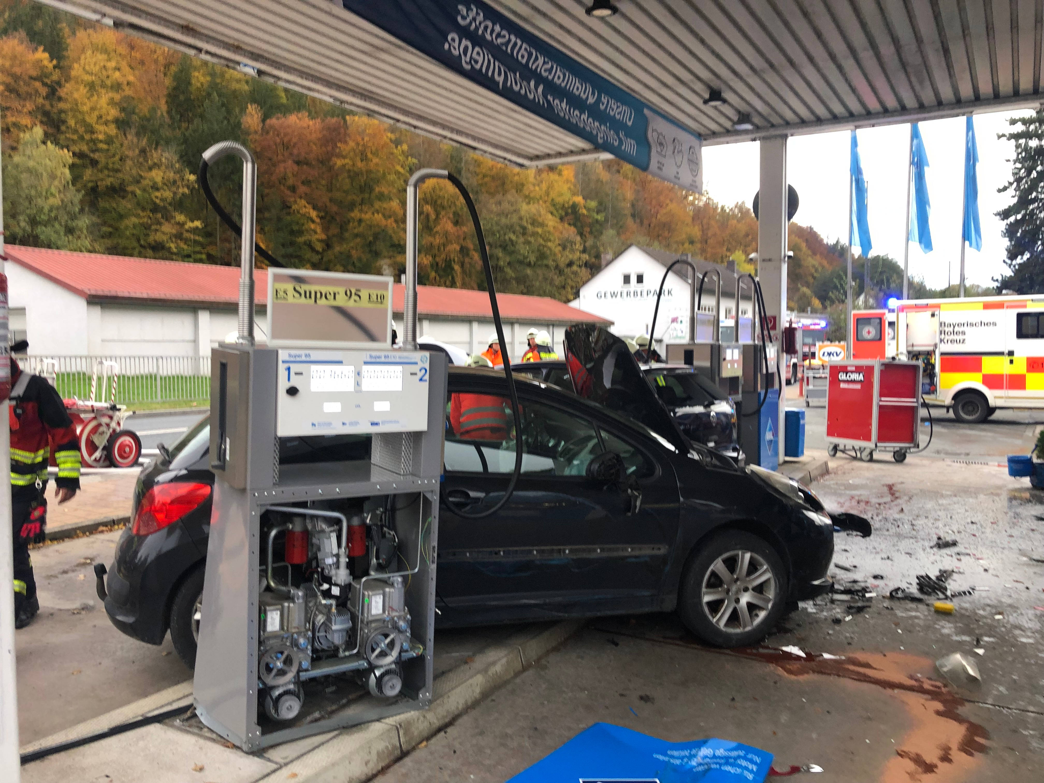 Verkehrsunfall in Tankstelle